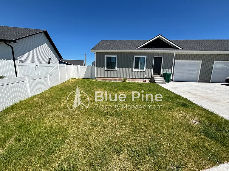 5760 Wildrose Ave — Photo 2
