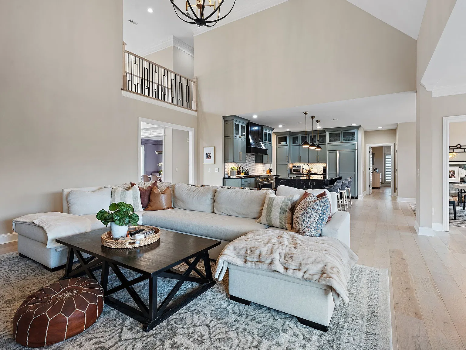 5 bed, 5.5 bath, 5938 sqft, $15,000 — Photo 3