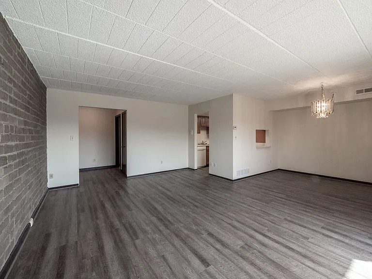 515-519 Rebecca Ave — Photo 4