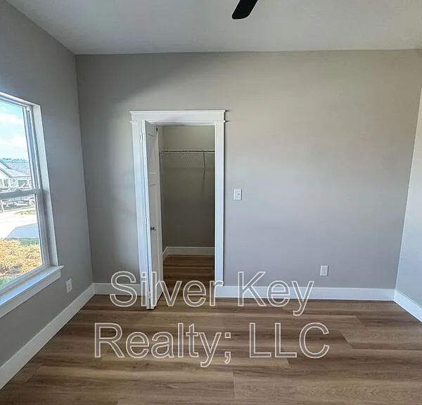 918 Stratford Ave — Photo 5