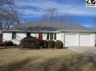 211 S Roupp St, Hesston, KS 67062