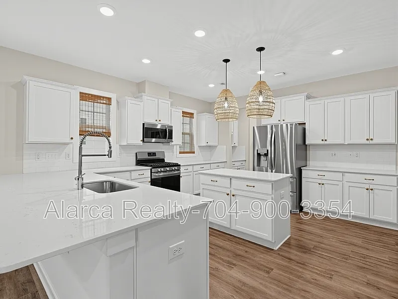4 bed, 3.5 bath, 2730 sqft, $3,400 — Photo 2