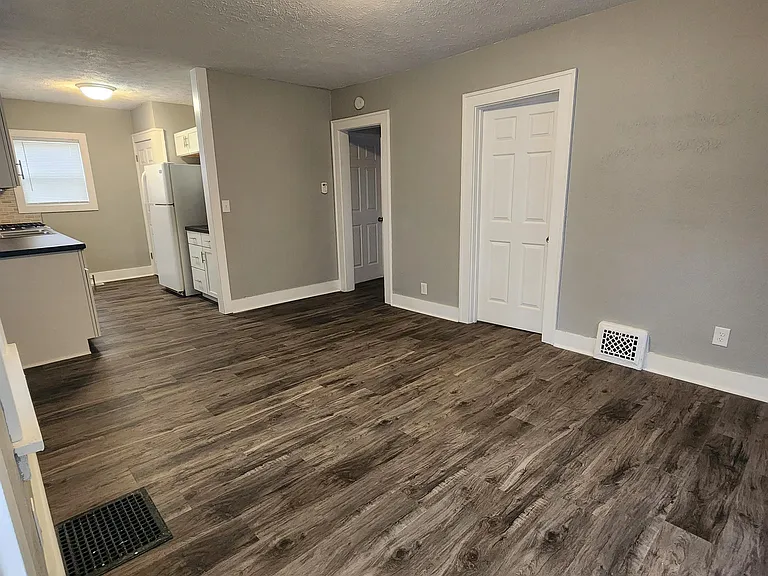1217 Sorin St — Photo 2