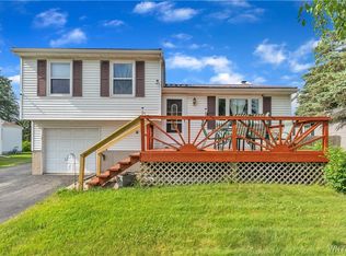 6943 Academy Ln, Lockport, NY 14094
