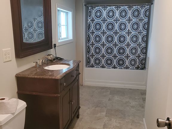 4th image of 558 Littleton St