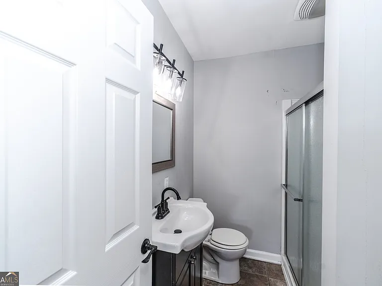 302 E Valley Rd NE — Photo 7