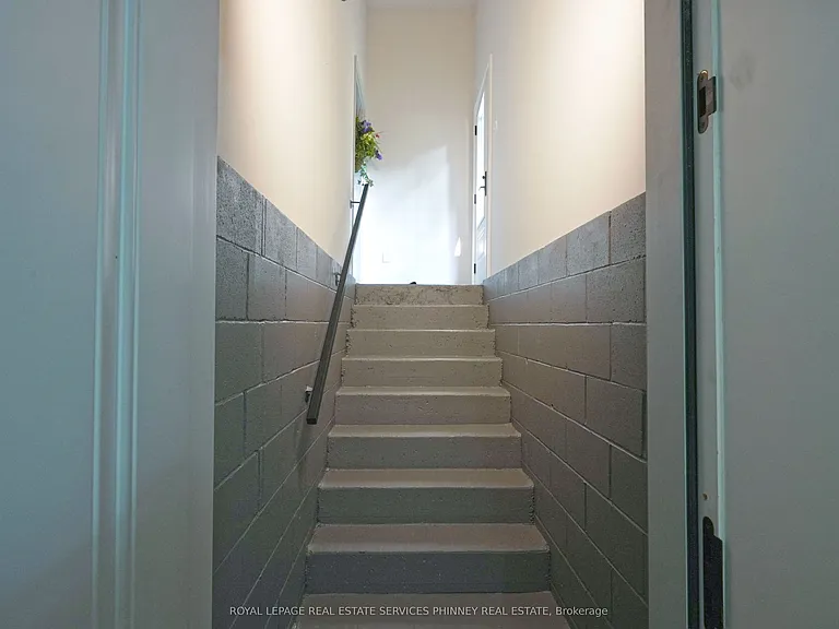 1413 Queen Victoria Ave — Photo 21