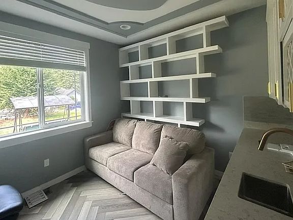 4th image of 111 E Hemlock Ln
