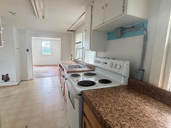 3rd image of 1007 Roslyn Ave