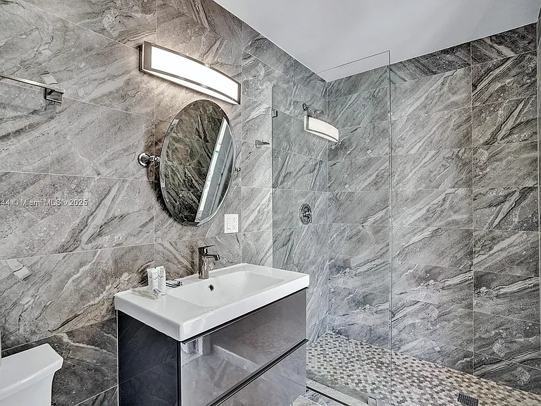 1301 Rodman St — Photo 44