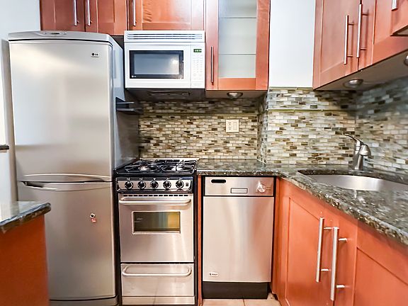 2nd image of 301 E 22nd St #2HI