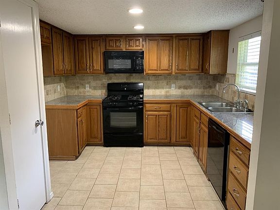 4th image of 136 Heather Glen Dr