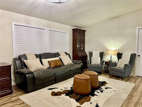 4th image of 470 E 2200th Rd