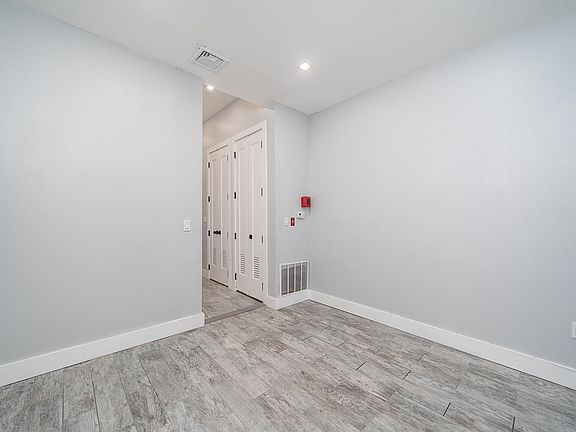4th image of 525 Newark Ave APT 1R