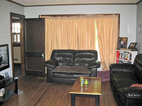 5th image of 830 E B St