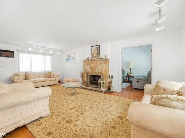 15 E Pierrepont Ave, Rutherford Boro, NJ 07070