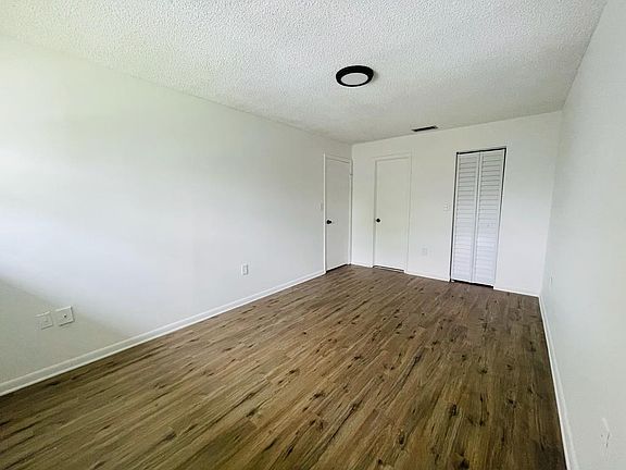 4th image of 925 NE 199th St APT 204