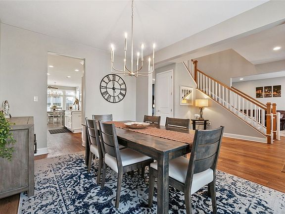 4th image of 307 Harlequin St