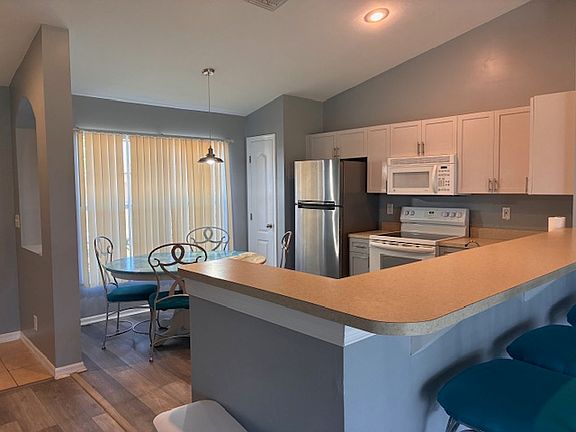 3rd image of 829 NE 10th Ln