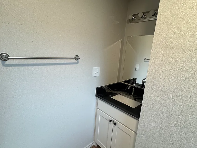 207 Laurel Ln — Photo 9