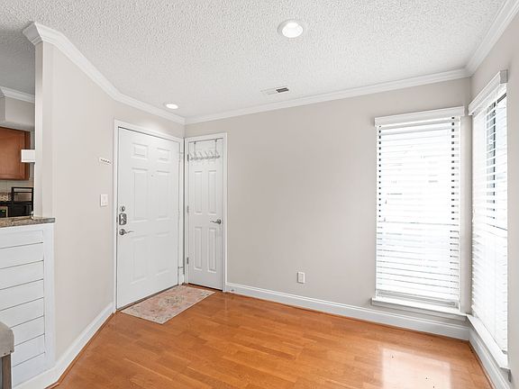 5th image of 2510 Cranbrook Ln APT 22