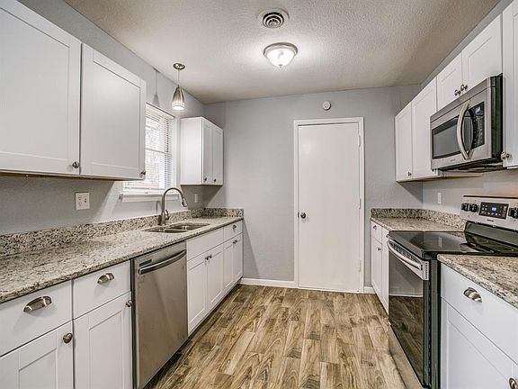3rd image of 808 Jadewood Dr