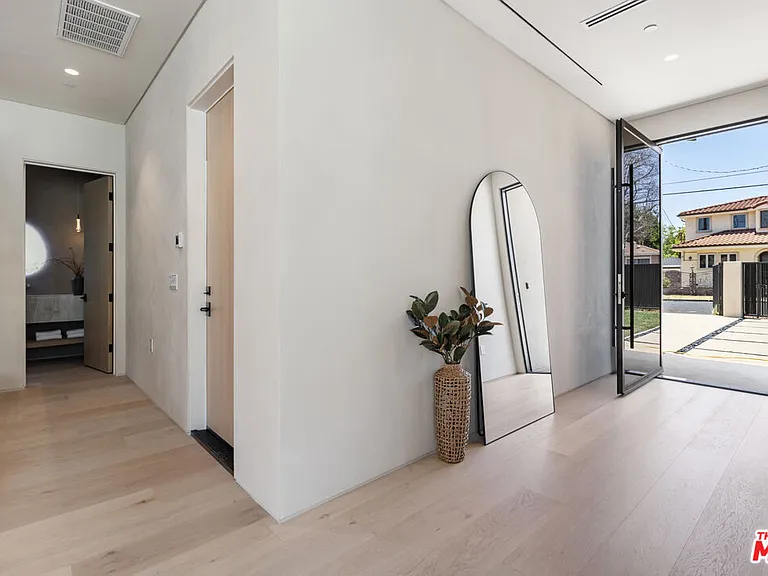 15721 Addison St — Photo 19