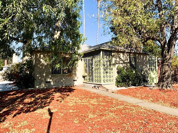 5th image of 9918 Woodman Ave