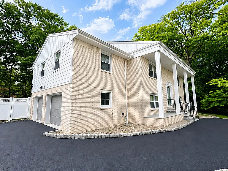 682 Floyd St — Photo 4