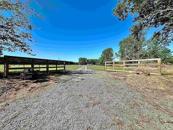 2nd image of 931 Glen Rose Rd