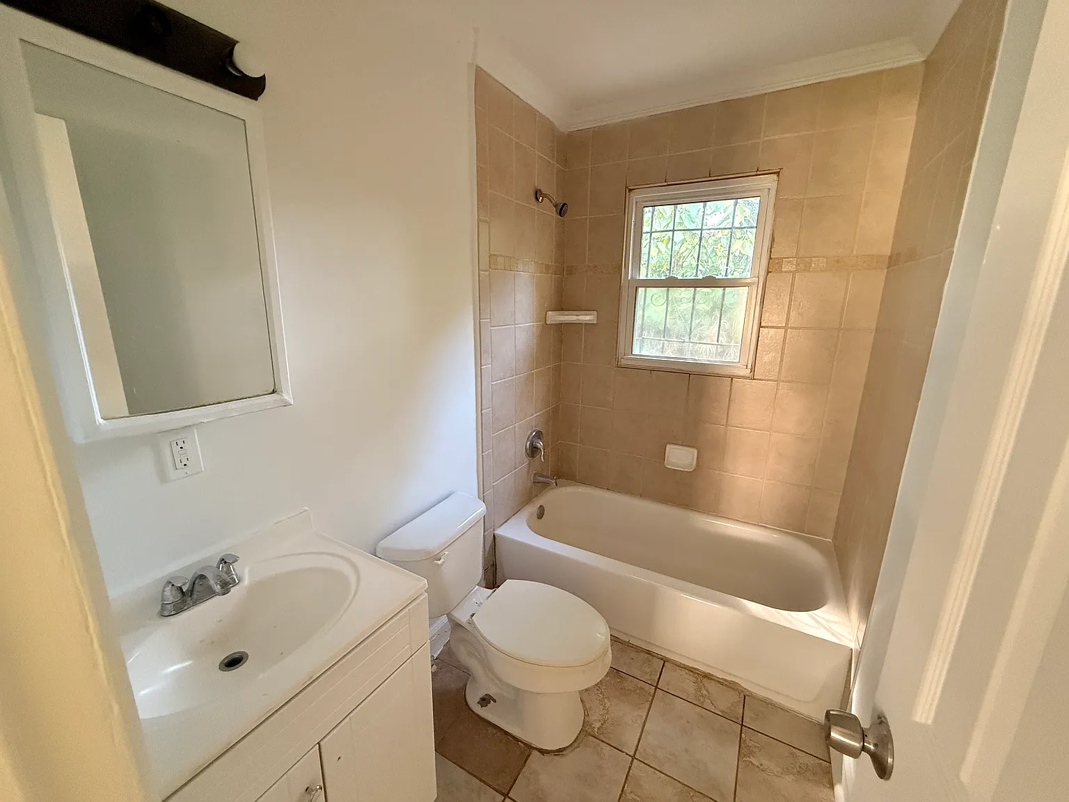 2 bed, 700 sqft, $1,100 — Photo 3