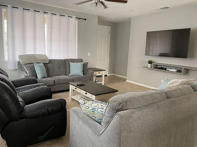 572 Glendon Ct — Photo 2