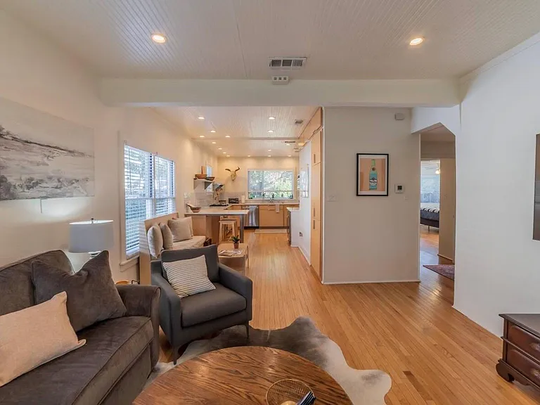 1503 Newton St — Photo 4
