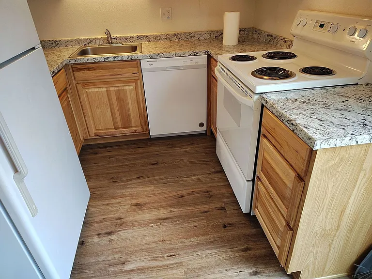 885 NE Sunset St #11 — Photo 11