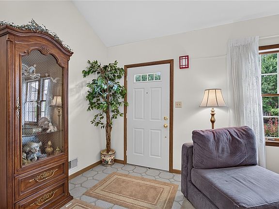 4th image of 63 Hennig Dr