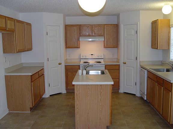4th image of 19 Red Birch Ln