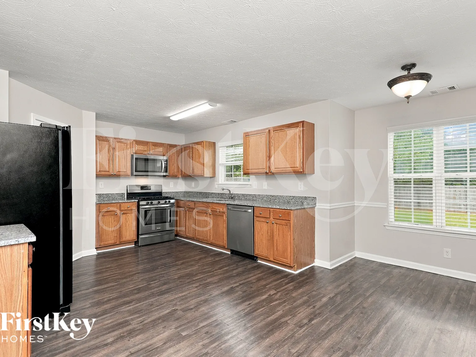 3 bed, 2.5 bath, 2392 sqft, $2,015 — Photo 4