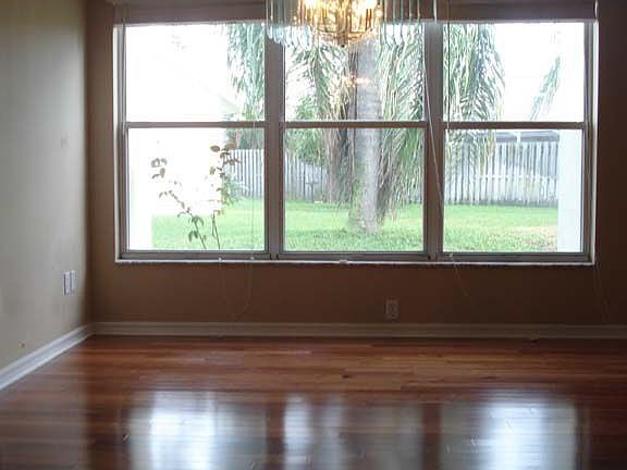 5th image of 2063 Bottlebrush Dr
