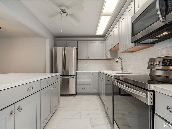 3rd image of 942 Guelbreth Ln APT 301