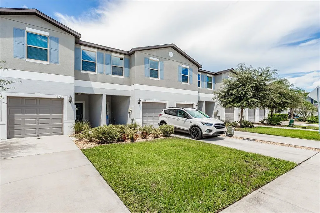 3 bed, 2.5 bath, 1634 sqft, $2,300 — Photo 1