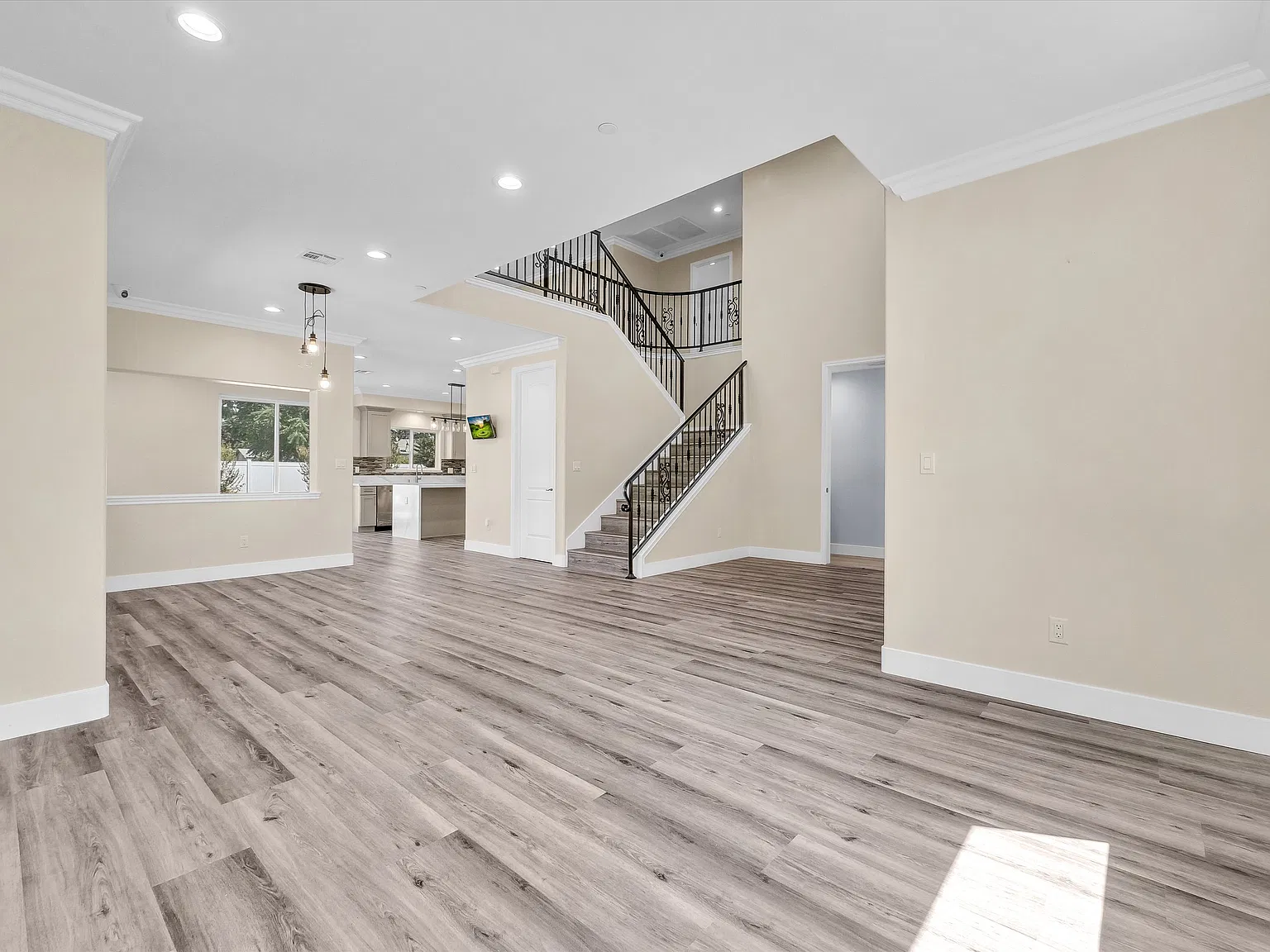 4 bed, 4.5 bath, 2556 sqft, $5,300 — Photo 4