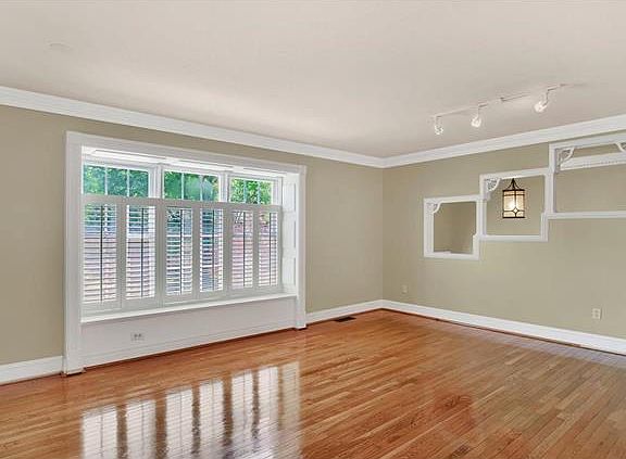 4th image of 1423 Summerhaven Dr