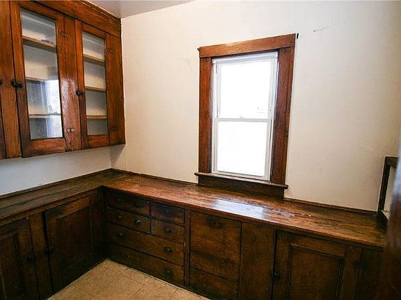 5th image of 446 Melville St