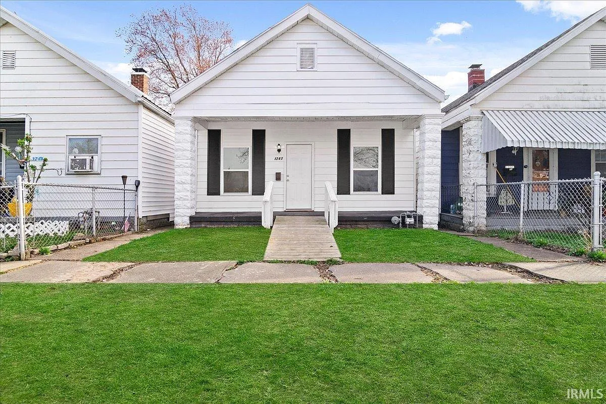 1247 E Illinois St photo 1
