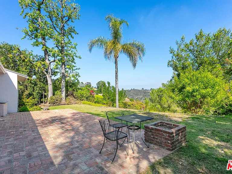 2536 Roscomare Rd — Photo 14