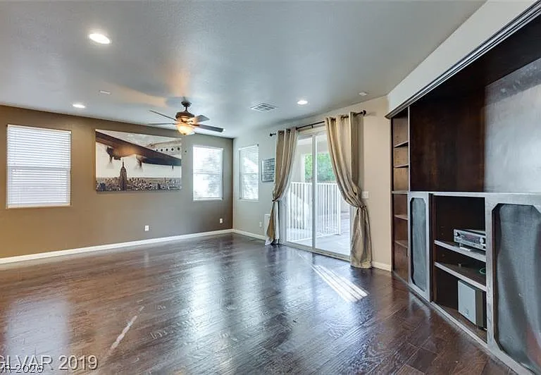 1077 Hickory Park St — Photo 9