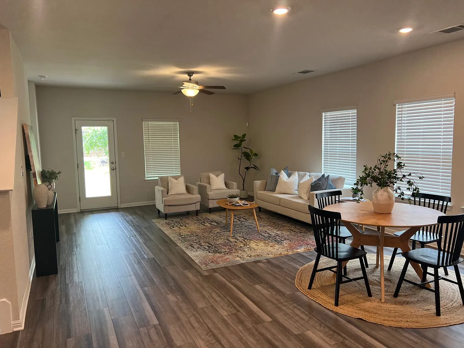 5 bed, 2.5 bath, 2758 sqft, $2,499 — Photo 3