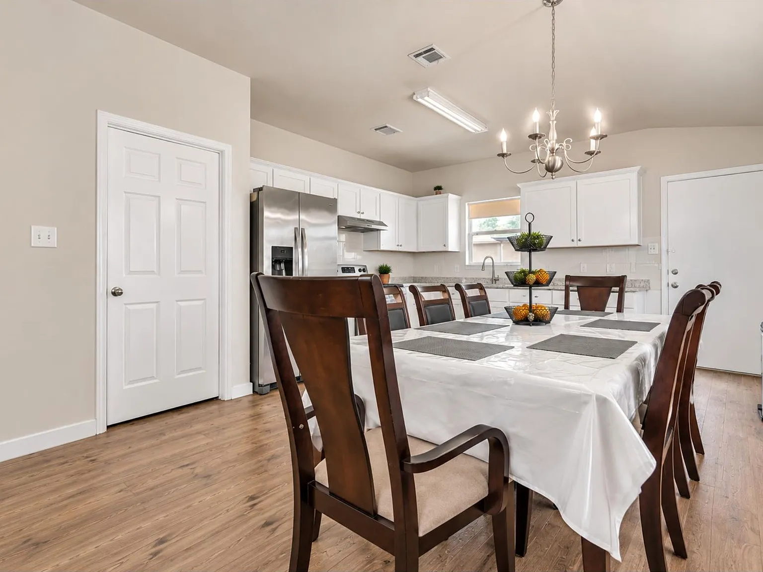 4 bed, 2.0 bath, 1708 sqft, $2,200 — Photo 2