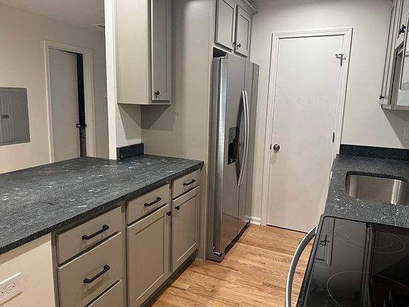 3rd image of 1124 Cherokee Rd #14