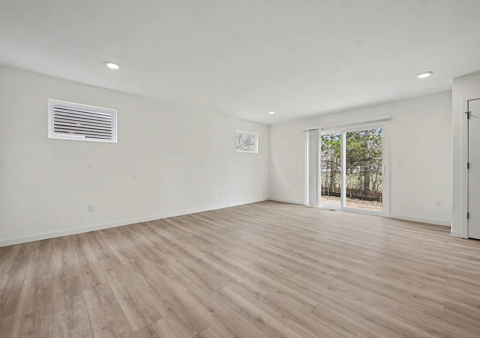 1 Month FREE Rent! Applied to Your First Full Month. Terms & Conditions Apply. — Photo 4